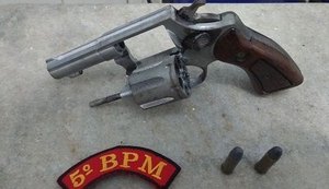 PM detém jovens suspeitos de roubo com arma de fogo na parte alta de Maceió