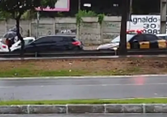 Motorista sofre infarto e morre na Avenida Durval de Góes Monteiro, em Maceió