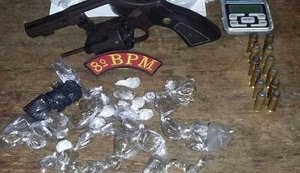 PM apreendem arma de fogo e drogas em conjunto residencial de Rio Largo