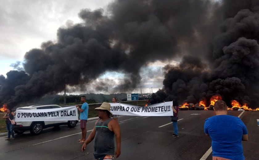 Contra demolições, proprietários de barracas da Barra de São Miguel bloqueiam AL-101 Sul