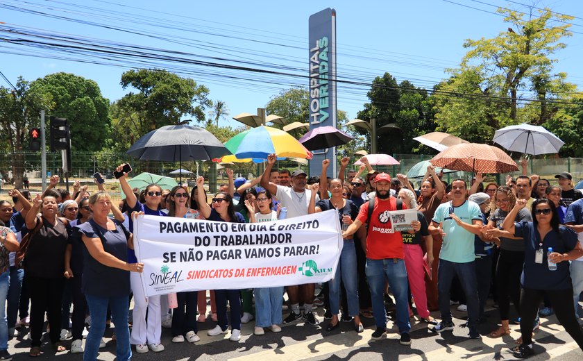 Funcionários do Hospital Veredas entram em greve e bloqueiam trecho da Fernandes Lima em Maceió
