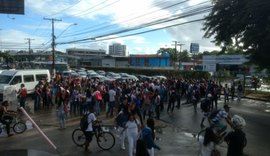 Cepa: Estudantes são algemados durante protesto pela falta de transporte escolar