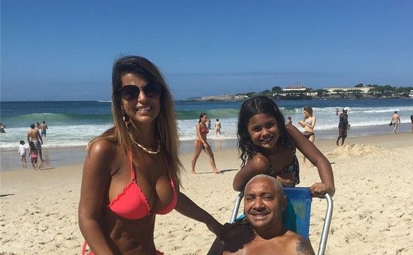 Tiririca posta foto em praia no RJ e corpão da mulher rouba a cena
