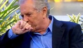 Carlos Alberto de Nóbrega aparece com joelho estourado na cama