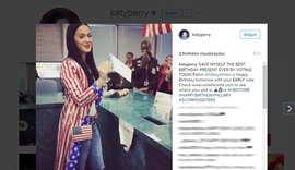 Katy Perry usa figurino patriótico ao votar e celebra 32 anos de idade