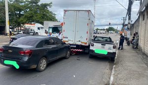 Colisão entre moto e caminhão deixa adolescente de 13 anos ferida em Maceió