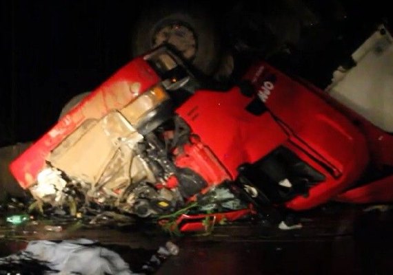 Caminhoneiro morre depois após carreta tombar em Jequiá da Praia