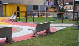 Homem destrói lixeiras em praça pública no Clima Bom