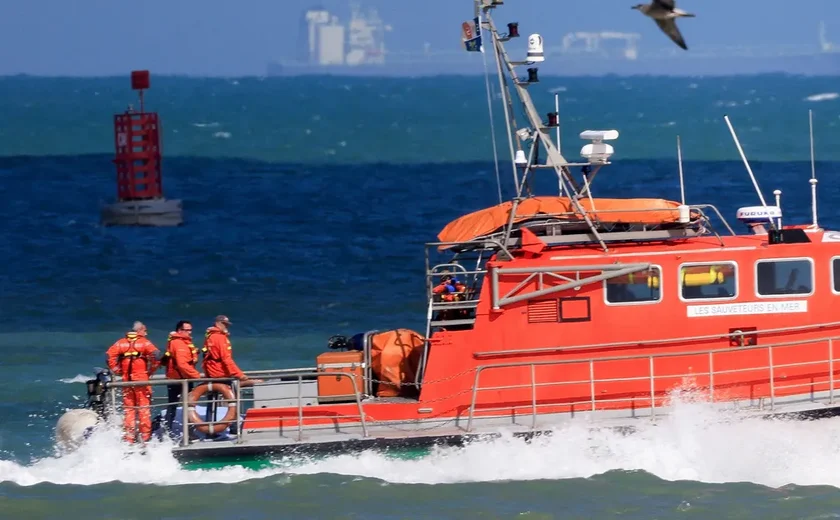 Barco com migrantes vira no Canal da Mancha e ao menos 6 pessoas morrem