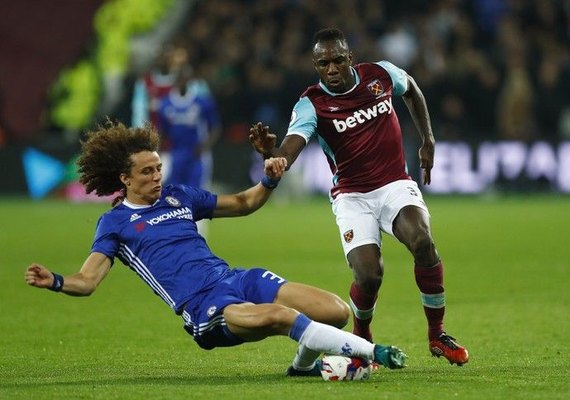 David Luiz comemora 100 jogos no Chelsea no Campeonato Inglês