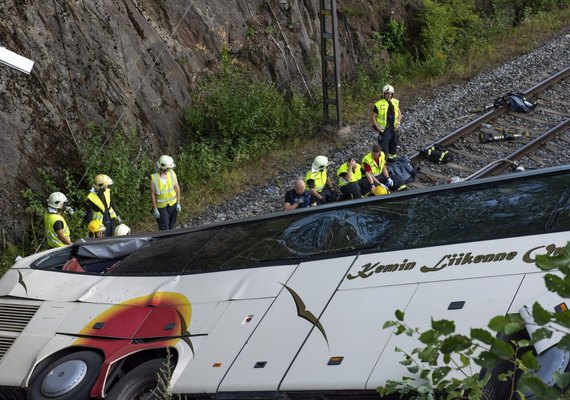 Ônibus cai de ponte sobre trilhos de trem na Finlândia e quatro morrem