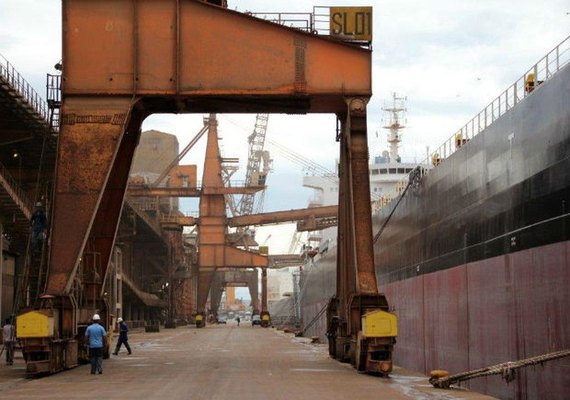 Navios do Irã sancionados pelos Estados Unidos aguardam combustível para seguir viagem