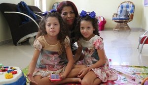 Mãe de gêmeas com autismo dá lição de vida em Arapiraca