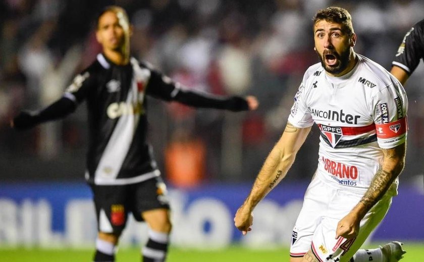 Com gol relâmpago de Pratto, São Paulo bate Vasco e quebra jejum