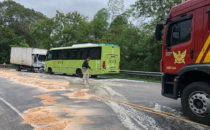 Acidente entre caminhão, dois ônibus e motocicleta deixa uma pessoa morta