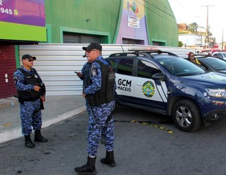 Guarda Municipal presta apoio após parte da cobertura do Mercado de Jaraguá desabar
