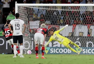 Gol nos acréscimos assegura Flamengo na liderança do Brasileirão
