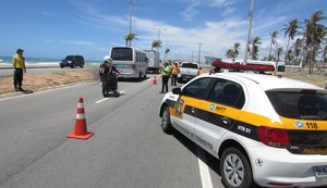 SMTT ordena trânsito na Ponta Verde durante procissão