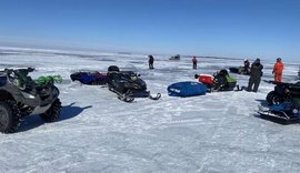 Grupo de 18 pessoas fica preso sobre pedaço de gelo em lago nos EUA