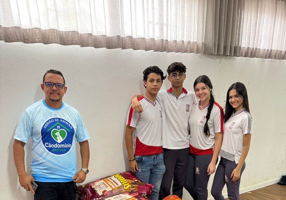Estudantes arrecadam mantimentos e ração para doar a instituições de caridade e abrigos de animais