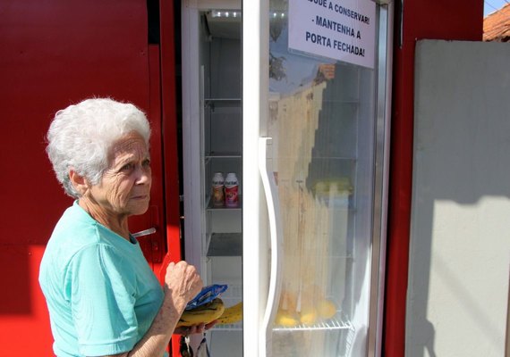 'Geladeira solidária' disponibiliza alimentos de graça em São Carlos, SP