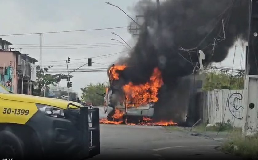 Ônibus da linha Graciliano Ramos/Trapiche pega fogo no Feitosa