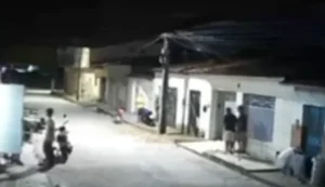 Câmera de segurança flagra momento que jovem é morto com golpe de faca durante discussão