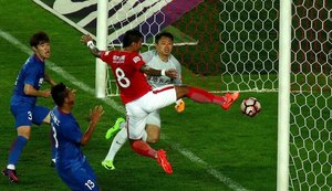 Paulinho faz gol, Guangzhou vira no fim e segue líder no Campeonato Chinês