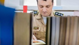 Entre a farda e os versos, policial alagoano transforma a própria vida em poesia