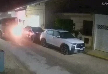 Caminhão de coleta de lixo perde controle e atinge carro estacionado em Maragogi