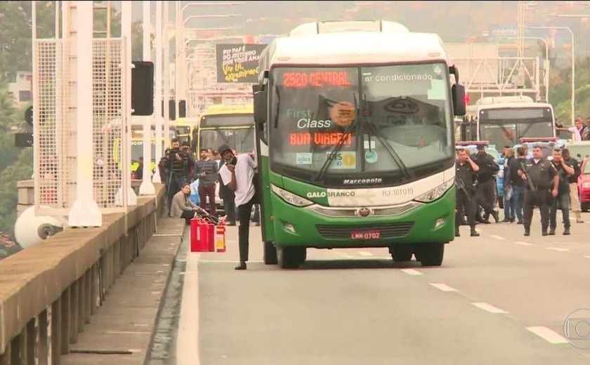 Tiros no tórax e no abdômen causaram morte do sequestrador do ônibus na Ponte, diz laudo
