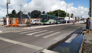 Sem receber há dois meses, trabalhadores de obra do Centro Pesqueiro protestam