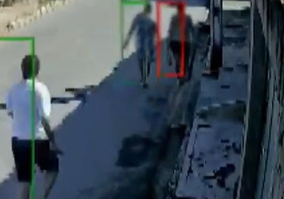 Homem esfaqueia vizinha  em via pública após ela zombar dele em Feliz Deserto