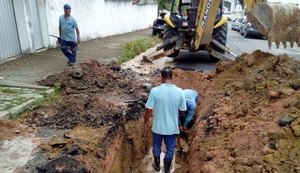 Pinheiro: Casal trabalha na retirada de vazamento de água nesta sexta-feira