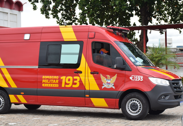 Capotamento em Branquinha deixa biomédica ferida na BR-104