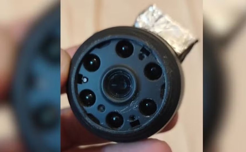 Mulher acha câmera escondida em quarto e suspeita do ex