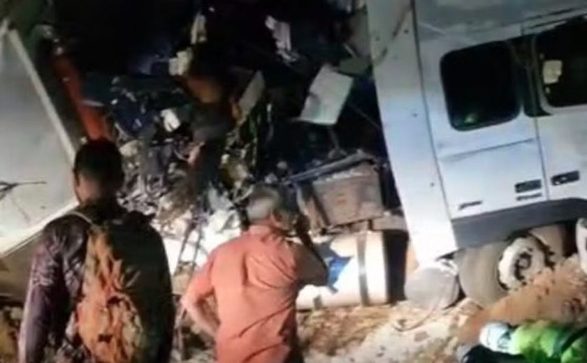 Batida entre ônibus e carreta deixa 11 mortos e mais de 40 feridos
