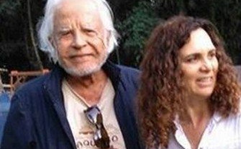 Aos 89 anos, Cid Moreira aparece quase irreconhecível em passeio com a mulher