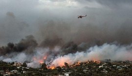 Grécia procura desaparecidos de casa em casa após incêndio devastador