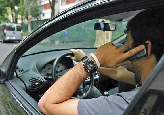 Valor da multa para quem usar celular ao volante mais que dobra