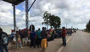 Venezuelanos amanhecem em fila para obter visto e cruzar fronteira brasileira