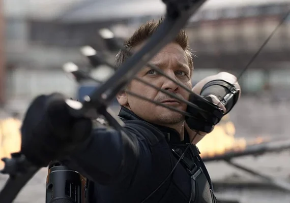 Ator detona Marvel após recusar volta como Gavião Arqueiro: 'Valia metade por que fui atropelado?'