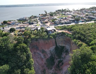 Cratera aterroriza moradores da Santa Amélia