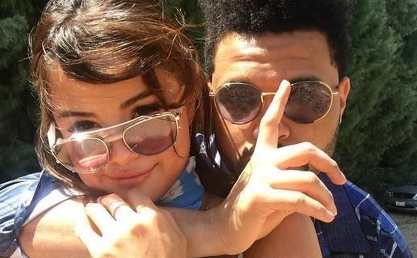 Cantora Selena Gomez posa pela primeira vez com o namorado, The Weeknd