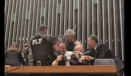 Glauber Braga é retirado à força após ocupar mesa da Câmara dos Deputados