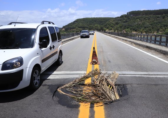 Cratera se abre na cabeceira da Ponte sobre o Rio São Miguel