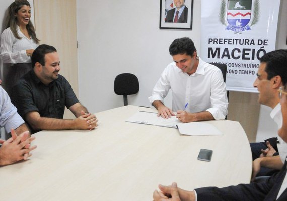 Prefeitura de Maceió sanciona Lei de Transferência de Praças de Táxi