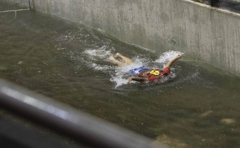Chuva cancela jogo entre Sport e CRB no Recife; teve até torcedor nadando no estádio