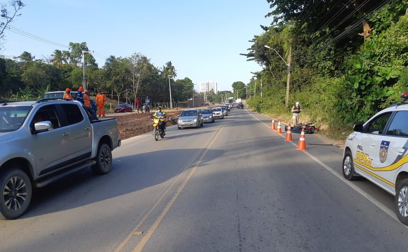 Motoqueiro tenta ultrapassar outra moto e morre ao ser atingido por caminhão em Maceió