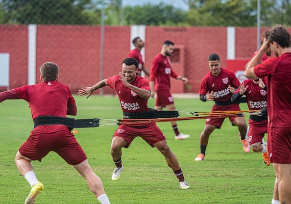 CRB realiza atividade no CT Ninho do Galo e embarca para o Mato Grosso